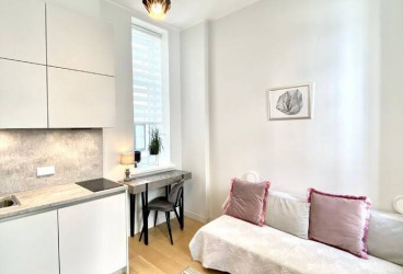 Apartment with quality renovation, fully furnished in the city centre. 