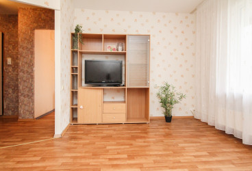Предлагается в аренду теплая, просторная квартира по доступной цене.