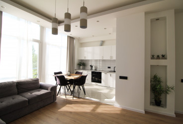 Современная, солнечная и функциональная двухкомнатная квартира, которая идеально подходит для комфортной жизни.