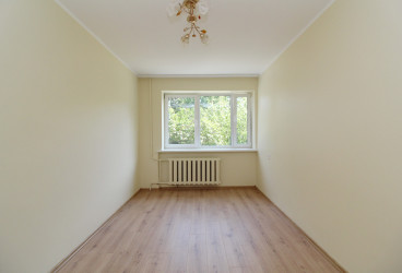 Cosy 2 room apartment with cosmetic repair overlooking the green area.