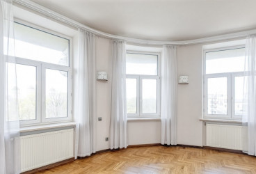 Spacious and elegant 5-room apartment in the heart of Riga with a prime location
