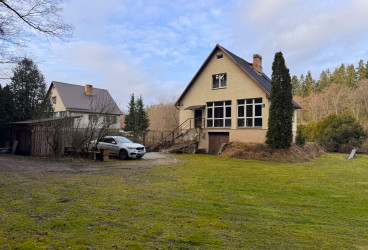 Away from the hustle and bustle of city life - family country house!