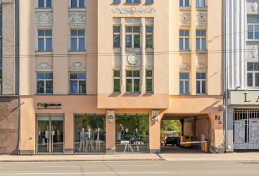 Pārdod perspektīvu komerciālu objektu centrā ar labu satiksmes plūsmu