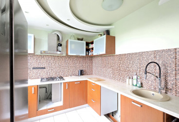 Sunny, spacious apartment with thoughtful renovation in a 10-minute drive from the sea.