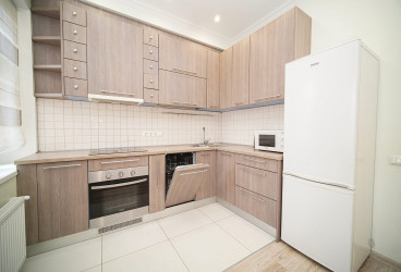 Spacious 4-room apartment with 3 bedrooms and separate kitchen in the city center