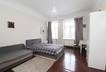 Dzīvoklis centrā ar 4 izolētām guļamistabām, gāzes apkuri un autostāvvietu pagalmā