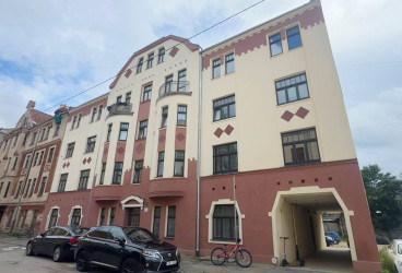Investment 6-room apartment in the city centre with 3 independent rental units